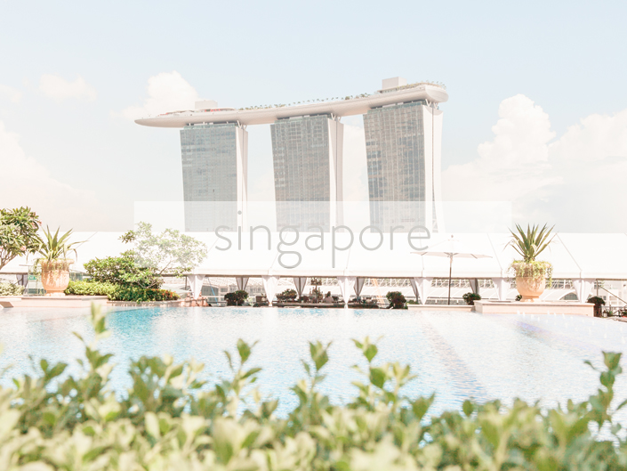 Fullerton Bay Hotel pool, Singapore | © The Globetrotter Collective - https://www.theglobetrottercollective.com
