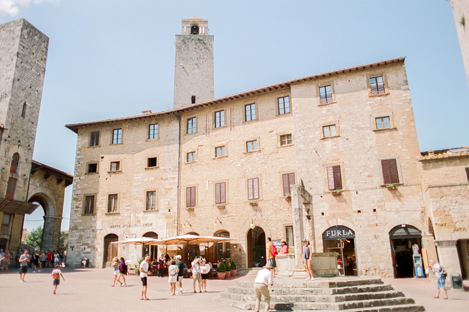 Piazza della Cisterna, San Gimignano, Tuscany, Italy | © The Globetrotter Collective - https://www.theglobetrottercollective.com