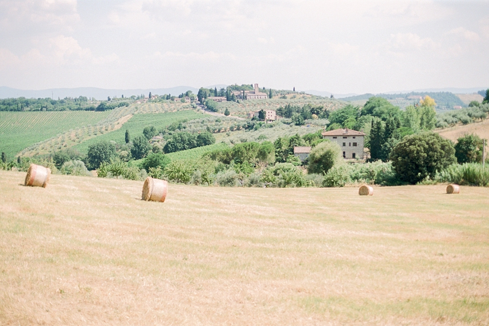 Rolling hills and hay bales, San Gimignano, Tuscany, Italy | © The Globetrotter Collective - https://www.theglobetrottercollective.com