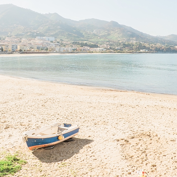 Beach at Cefalu, Sicily, Italy | © The Globetrotter Collective - https://www.theglobetrottercollective.com