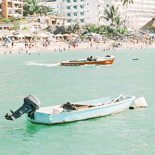 Boats in Los Muertos Beach, Puerto Vallarta, Mexico | © The Globetrotter Collective - https://www.theglobetrottercollective.com