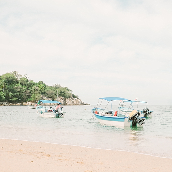 Boats in Mismaloya Bay, Puerto Vallarta, Mexico | © The Globetrotter Collective - https://www.theglobetrottercollective.com