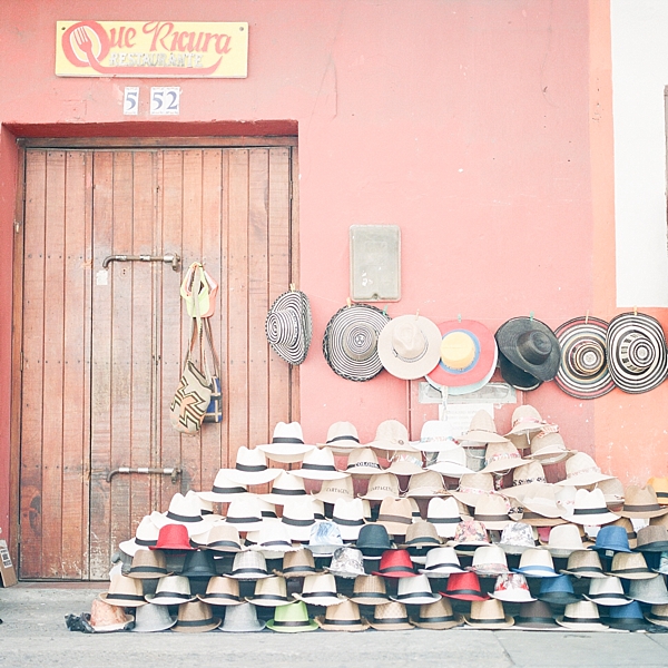Hat Vendor, Cartagena, Colombia | © The Globetrotter Collective - https://www.theglobetrottercollective.com