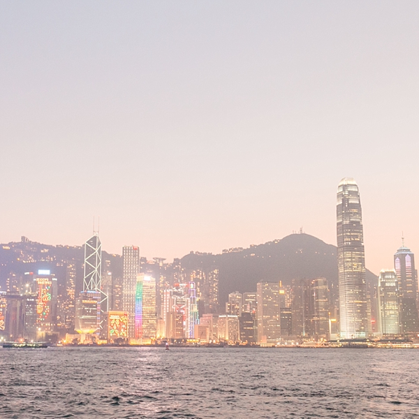 Hong Kong Evening Lights | © The Globetrotter Collective - https://www.theglobetrottercollective.com