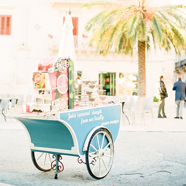Juice Cart in Siracusa, Sicily, Italy | © The Globetrotter Collective - https://www.theglobetrottercollective.com