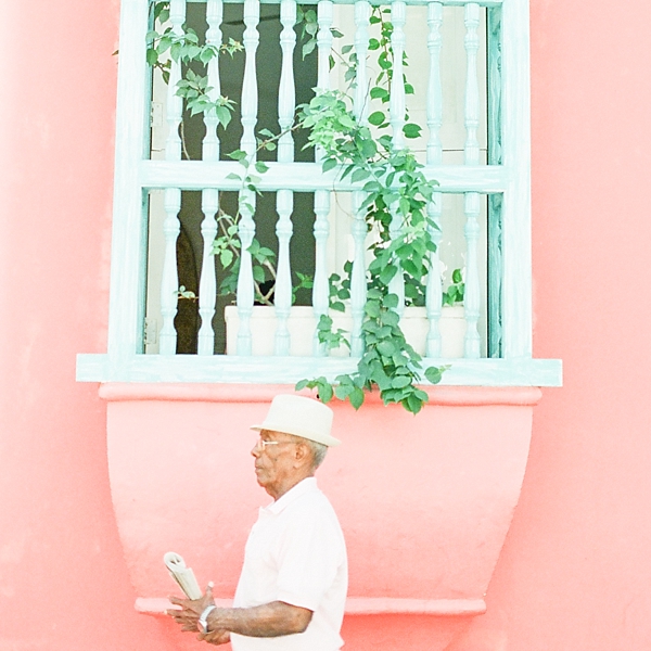 Man + Pink Wall, Cartagena, Colombia | © The Globetrotter Collective - https://www.theglobetrottercollective.com