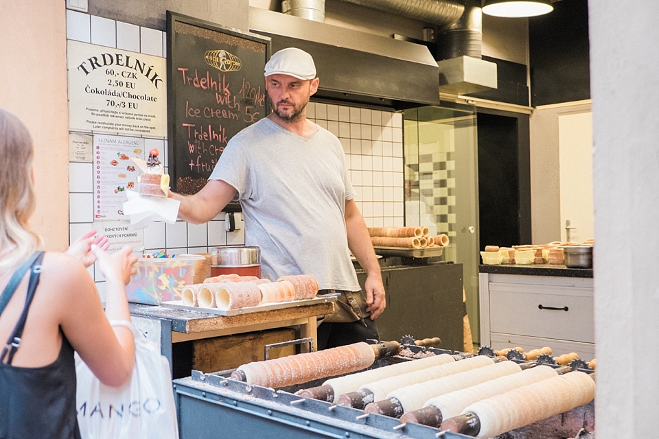 Street foods in Prague, Czech Republic | © The Globetrotter Collective - https://www.theglobetrottercollective.com