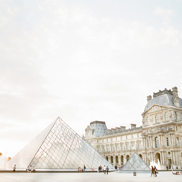 Pyramide du Louvre + Musee du Louvre, Paris, France | © The Globetrotter Collective - https://www.theglobetrottercollective.com