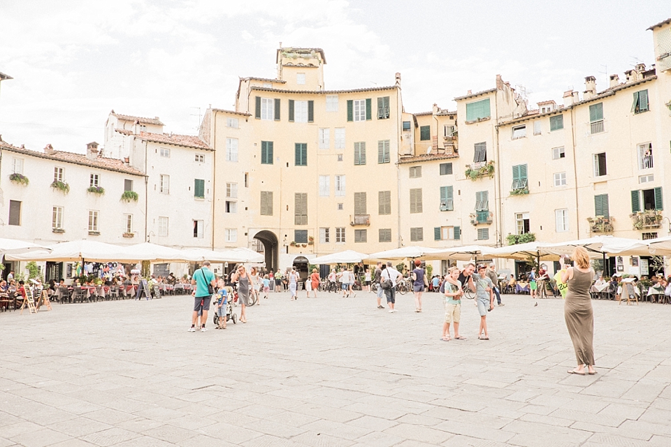Piazza dell' Anfiteatro, Lucca, Italy | © The Globetrotter Collective - https://www.theglobetrottercollective.com